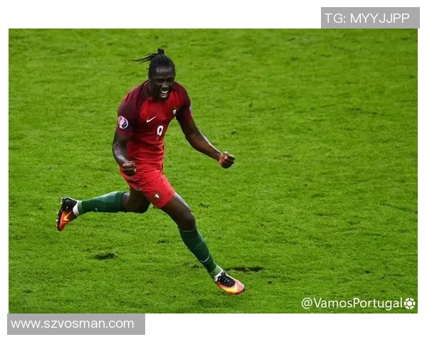 足球明星在镜头前展现风采瞬间引发球迷热烈追捧与期待