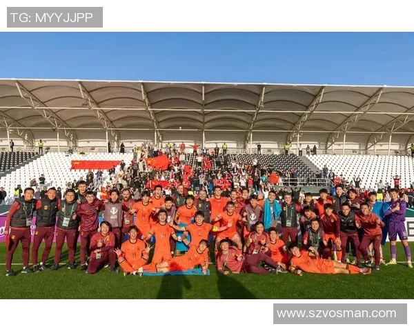 足球明星携手女友甜蜜逛街引围观两人互动温馨浪漫尽显爱意